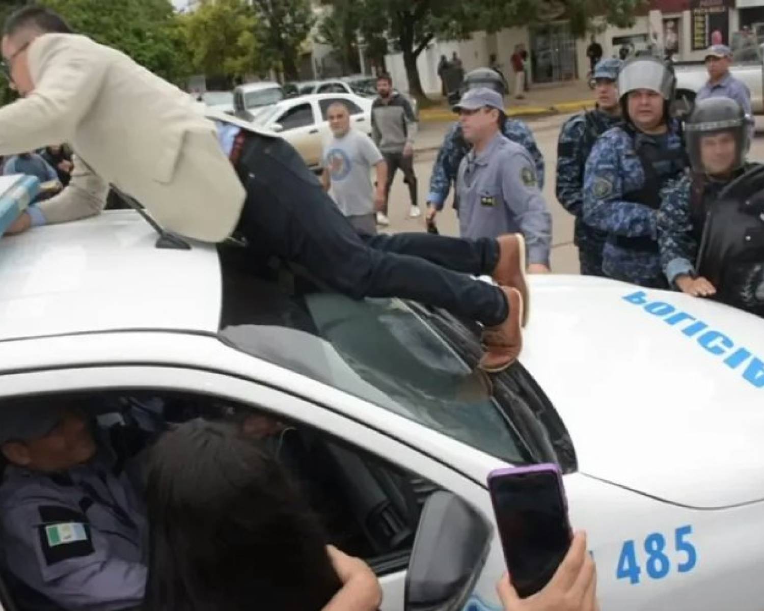Chaco: detienen a un concejal que se trepó a un patrullero en una manifestación