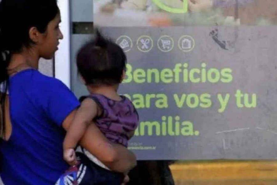 AUH y Tarjeta Alimentar: esto cobran en total las madres en enero