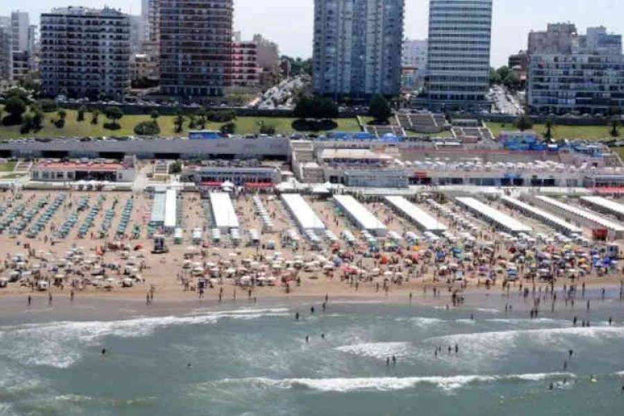 Mar del Plata: en Playa Grande alquilar una carpa cuesta el doble que un departamento de 2 ambientes