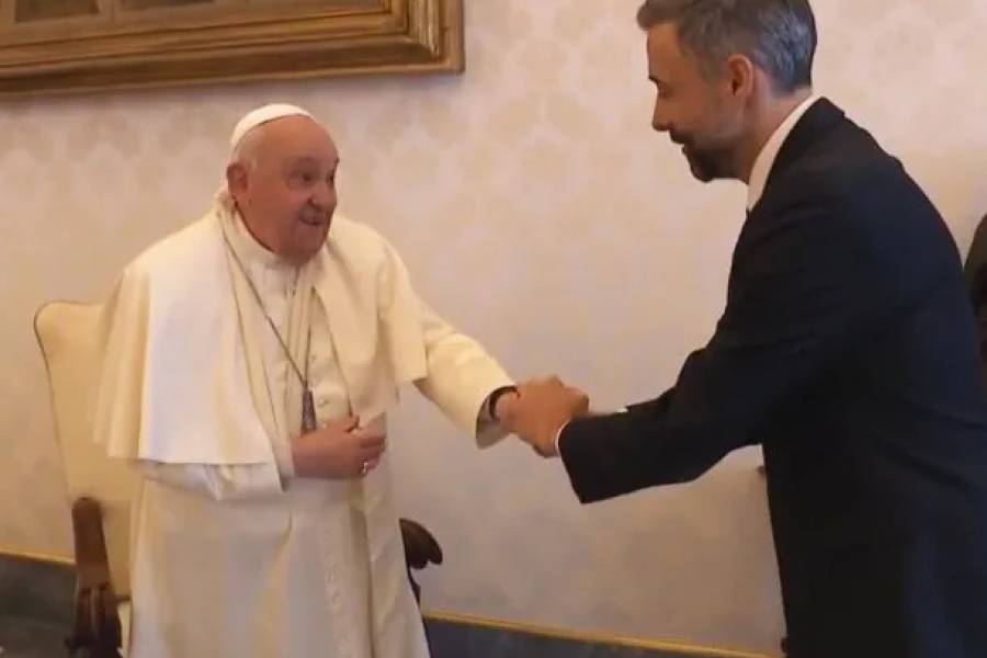 Preocupación: el Papa Francisco se cayó y le inmovilizaron un brazo