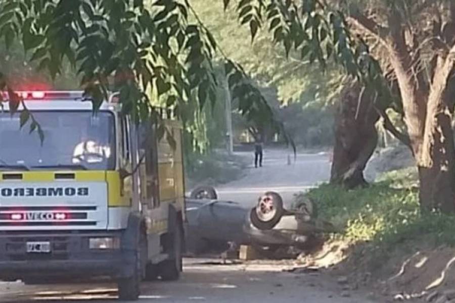 Volcó y se salvó de milagro