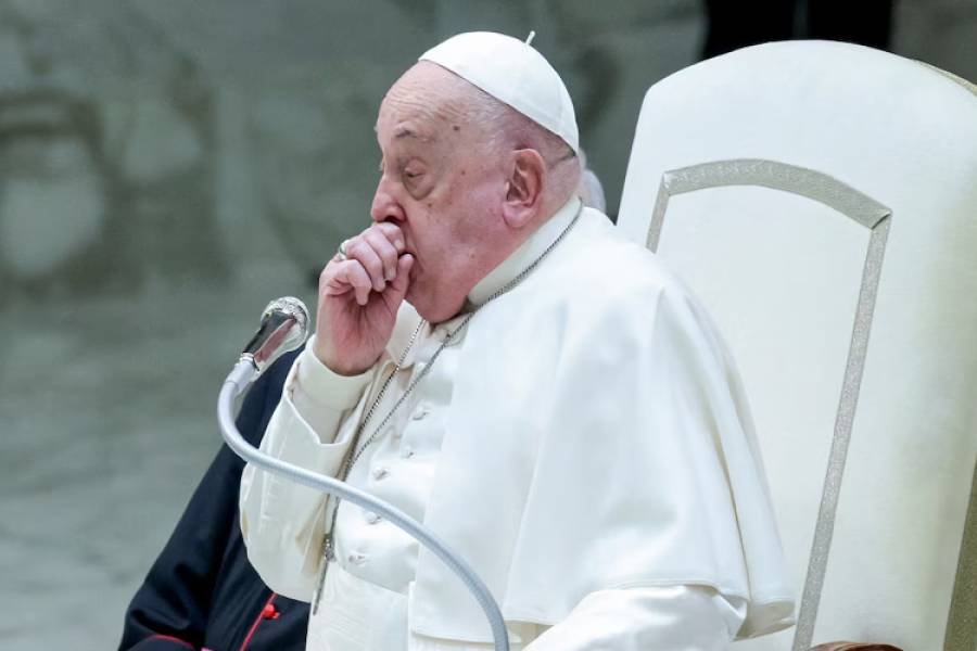 El papa Francisco fue hospitalizado para tratar una persistente bronquitis