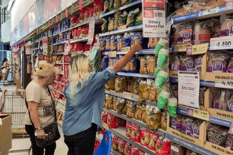 Los argentinos siguen restringiendo sus consumos en autoservicios y supermercados a pesar de la menor inflación