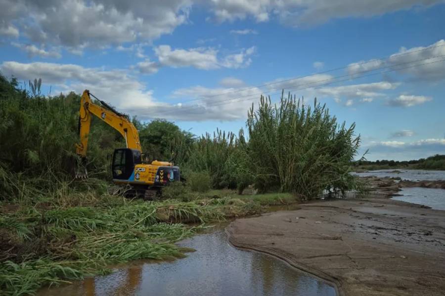 Aguas de Catamarca repara la cañería de impulsión en el Río del Valle