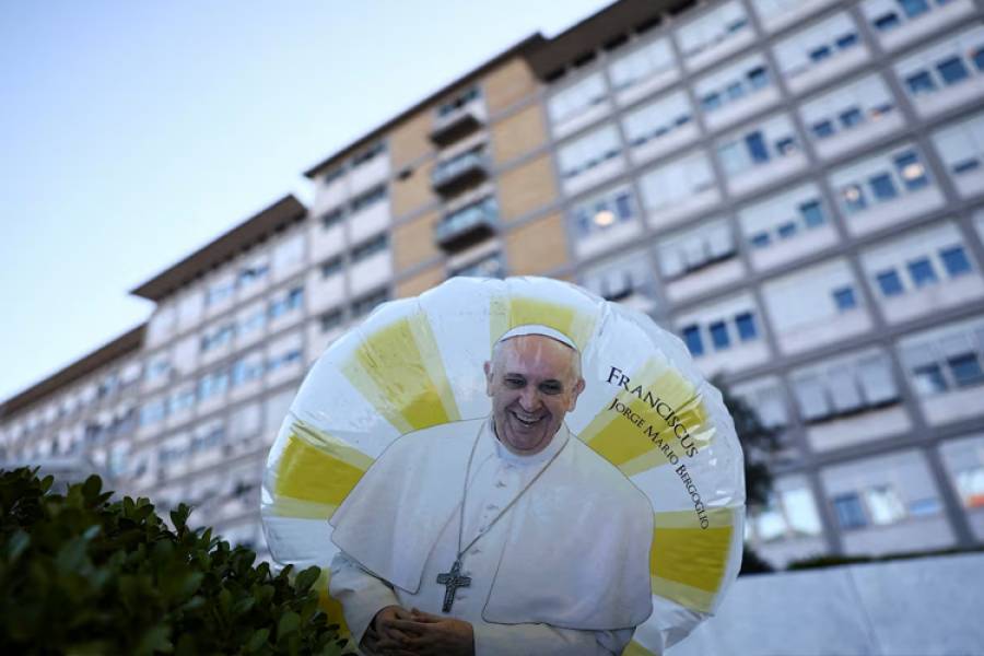 El Vaticano informó que el papa Francisco durmió toda la noche y no sufrió nuevas crisis respiratorias