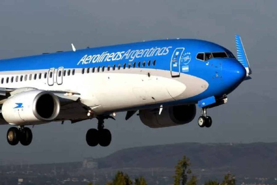 La motosierra llegó a Aerolíneas: el Gobierno avanza en el cierre de oficinas