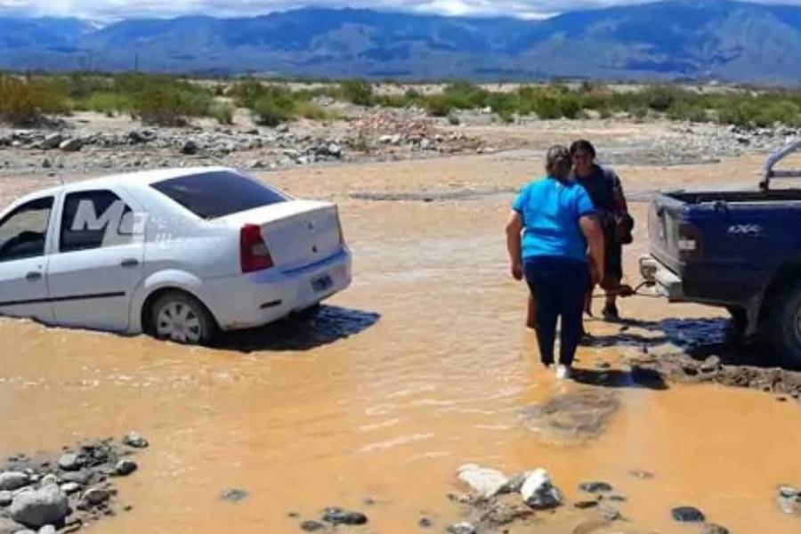 Pánico: Docente quedó atrapada en el cauce de un río