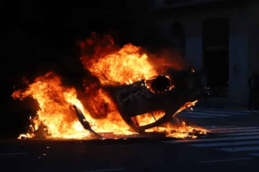 Incidentes en el Congreso: prendieron fuego un auto de la Policía de la Ciudad