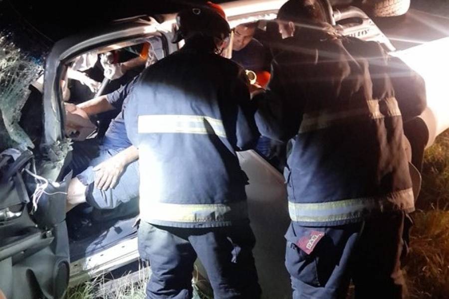 Colisión entre camioneta y camión deja a un conductor atrapado y hospitalizado