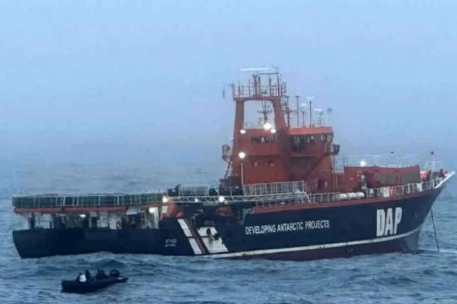 Auxilio en altamar: la Armada Argentina rescató a un buque chileno en medio del frío antártico