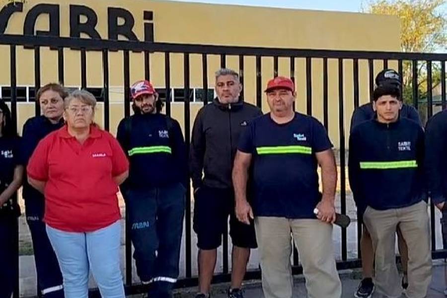 Trabajadores de la fábrica textil SABRI en Recreo realizan medidas de fuerza por retrasos en el pago de sus haberes