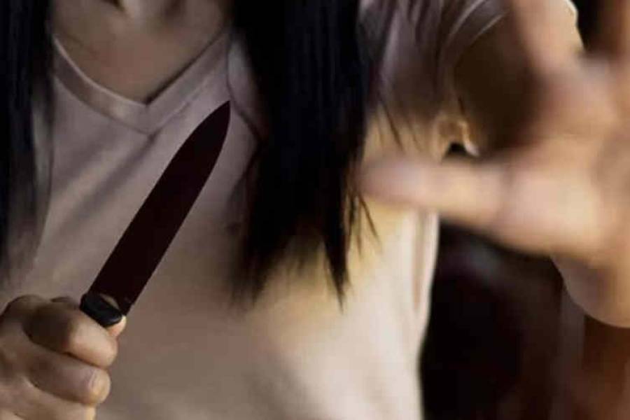 Joven mujer agredió a una pareja con una cuchilla