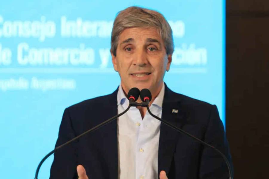 Caputo prepara medidas para alentar el uso de dólares: cuándo las anunciaría