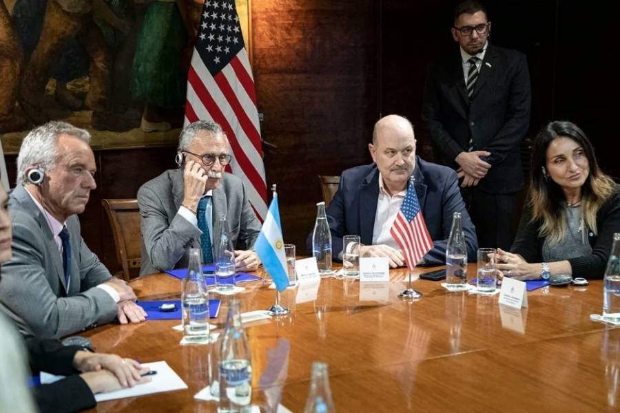 El Gobierno anunció una reforma del sistema sanitario y confirmó la salida de la OMS
