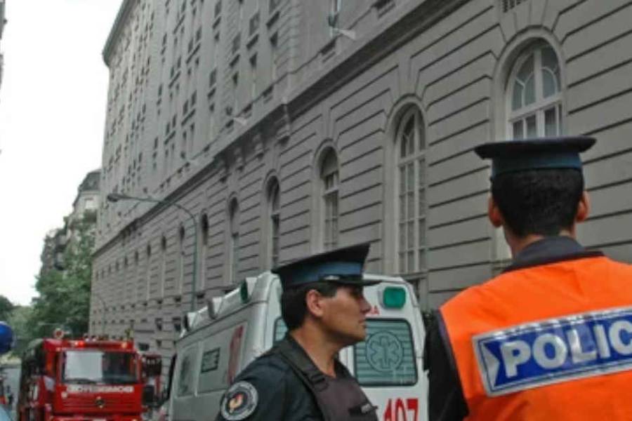 Recoleta: un hombre afirmó tener cuatro kilos de explosivos en el Hotel Alvear y hay pánico en el centro