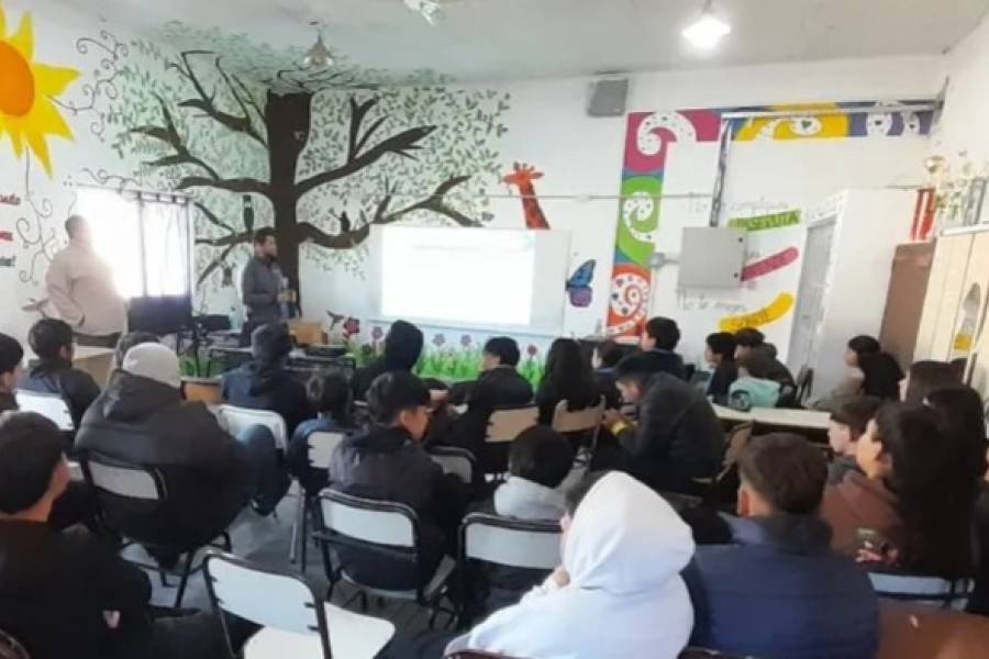 Alerta en el aulas: Brindaron una charla sobre los peligros de la red