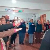 Adultos mayores renovaron su promesa a la Bandera en un emotivo acto patriótico