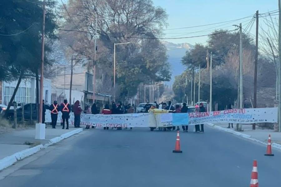 Estudiantes cortan ruta en Santa María