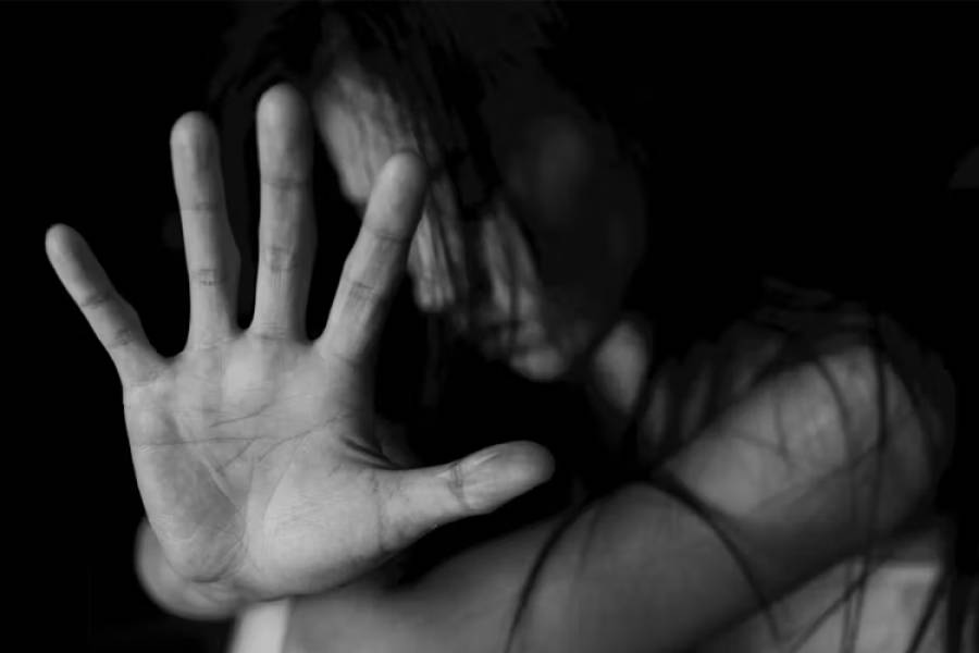 Violó, golpeó y amenazó a su pareja