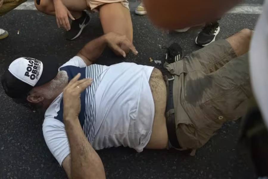 Represión en el Congreso: la Policía golpeó a Eduardo Belliboni