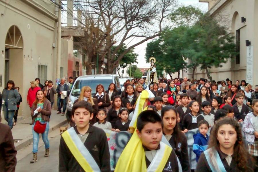 El Colegio del Carmen se viste de fiesta: procesión y misa en honor a la Virgen