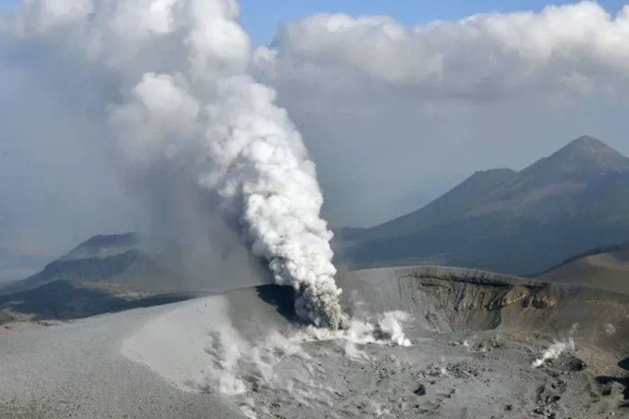 Un volcán en el suroeste de Japón entró en erupción