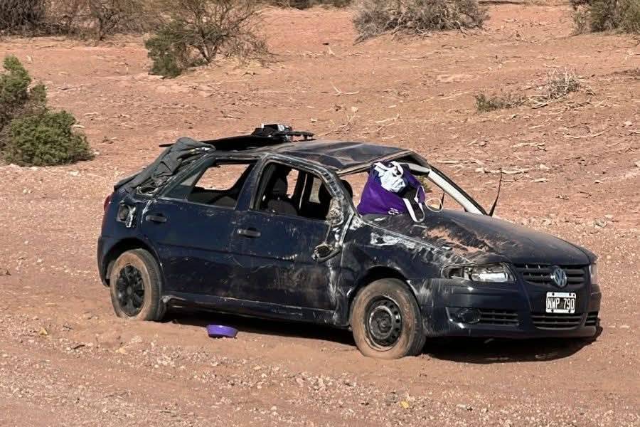 Terminó en el hospital tras volcar con su automóvil