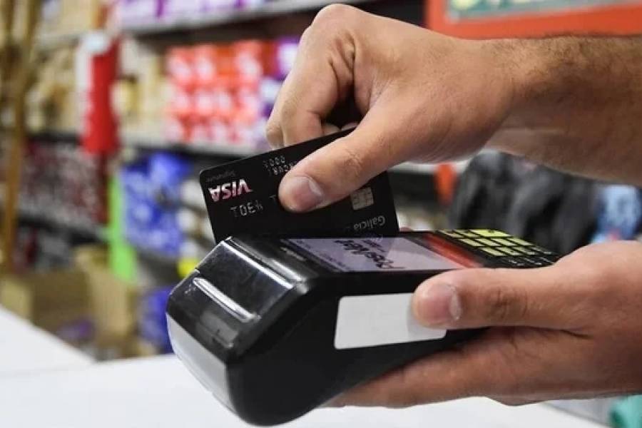 Las tarjetas empezaron a vencer y crece la duda entre no pagar o refinanciar a tasas impúdicas