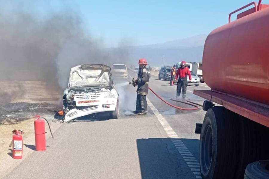Un automóvil se prendió fuego por una aparente falla en el motor