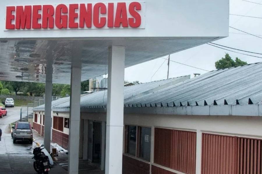 Motociclista resultó herido tras impactar contra poste de alumbrado público