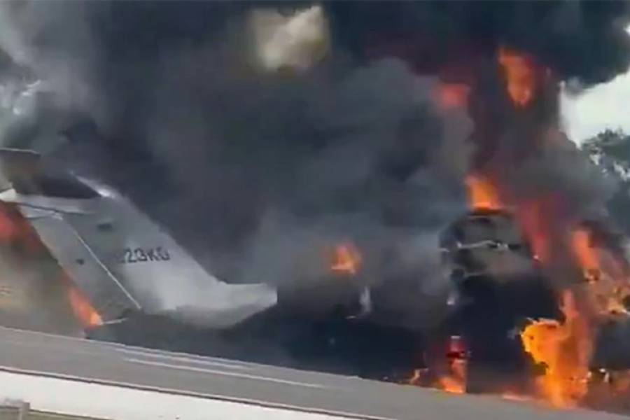 Dos personas murieron y tres sobrevivieron al estrellarse avioneta en autopista de EEUU 