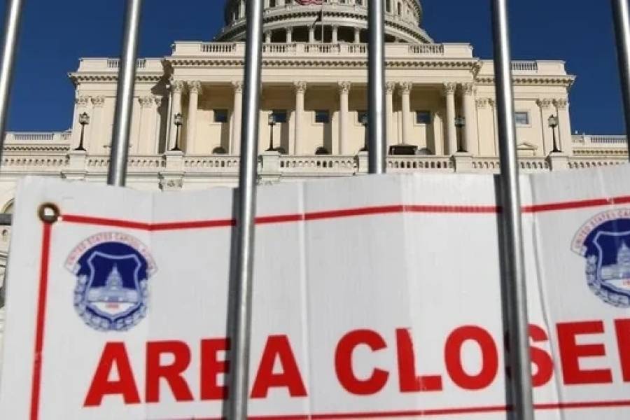 Administración Trump inició despidos en el décimo día del cierre del Gobierno