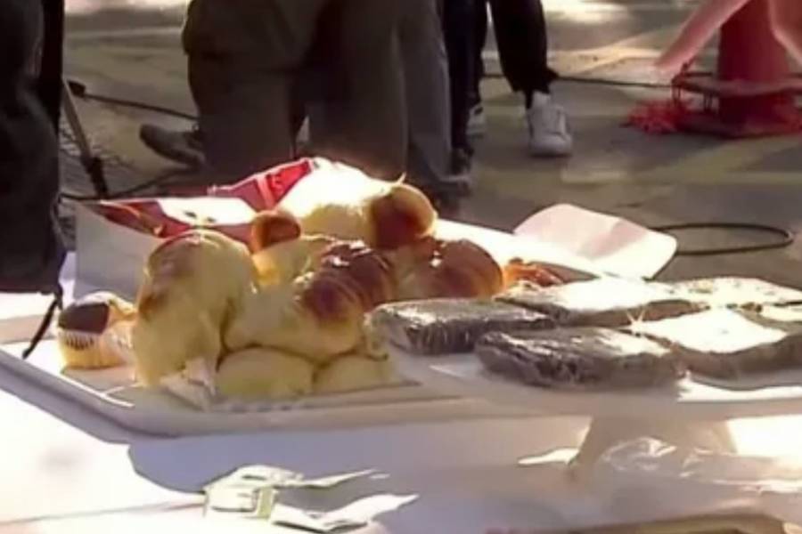 Tres alumnos pusieron una mesa para vender facturas afuera de la escuela donde votará Karina Milei