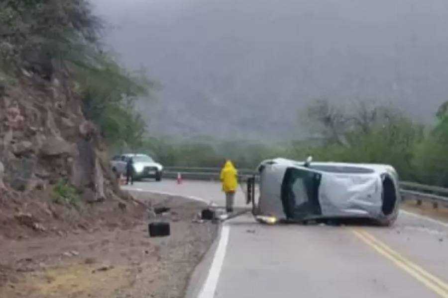 Transito interrumpido en Quebrada de Belén por vuelco de un vehículo