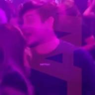 Besos y abrazos en un boliche: Franco Colapinto, muy cerca de Meri Deal, cantante de “Toco para vos”