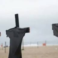 Armaron en una playa de Río de Janeiro un santuario por los policías caídos en el operativo contra Comando Vermelho