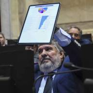 Senado: sospechosa firma en disidencia del kirchnerismo al dictamen del proyecto que modifica los DNU