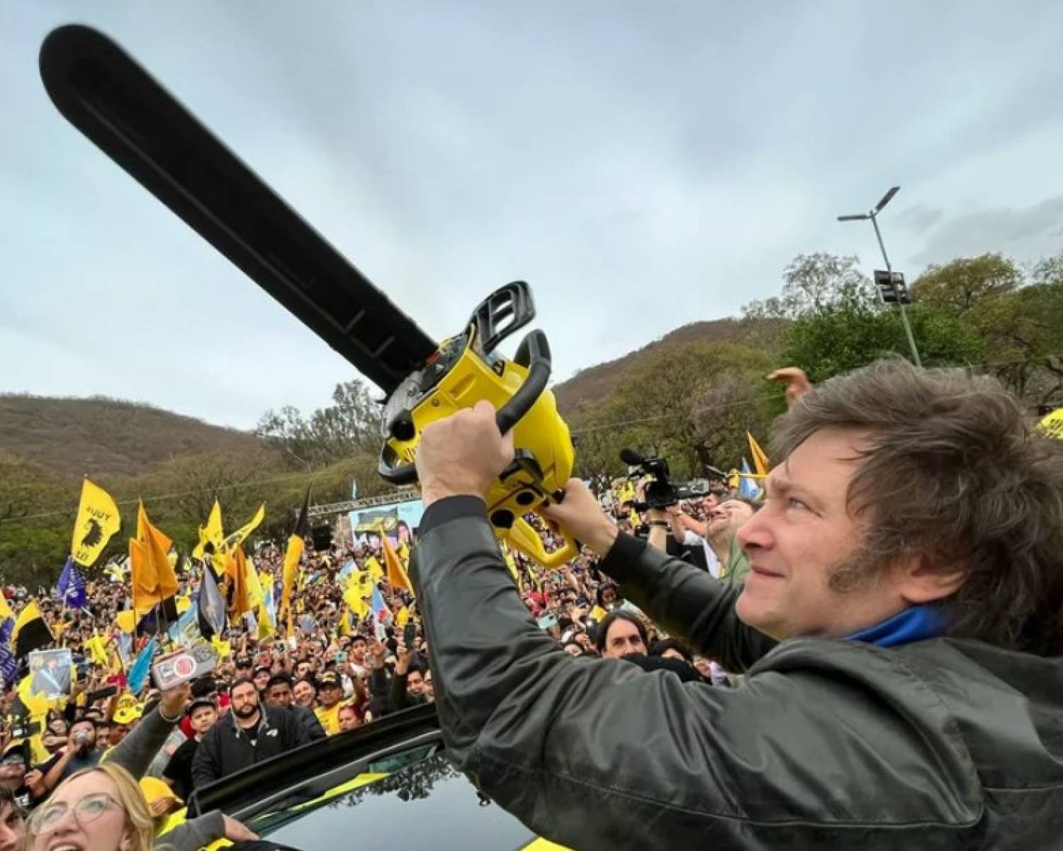 Sigue la motosierra: Milei quiere llevar el gasto público al 25% del PIB y recortará seis puntos más