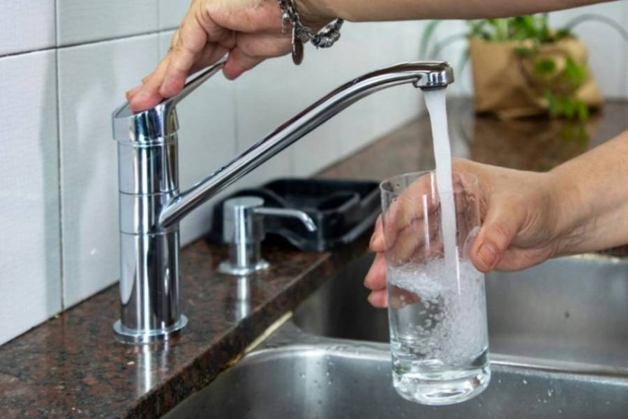 “El agua no debería oler ni saber mal”: Vecina de Fray Mamerto Esquiú denuncia problemas de potabilidad  