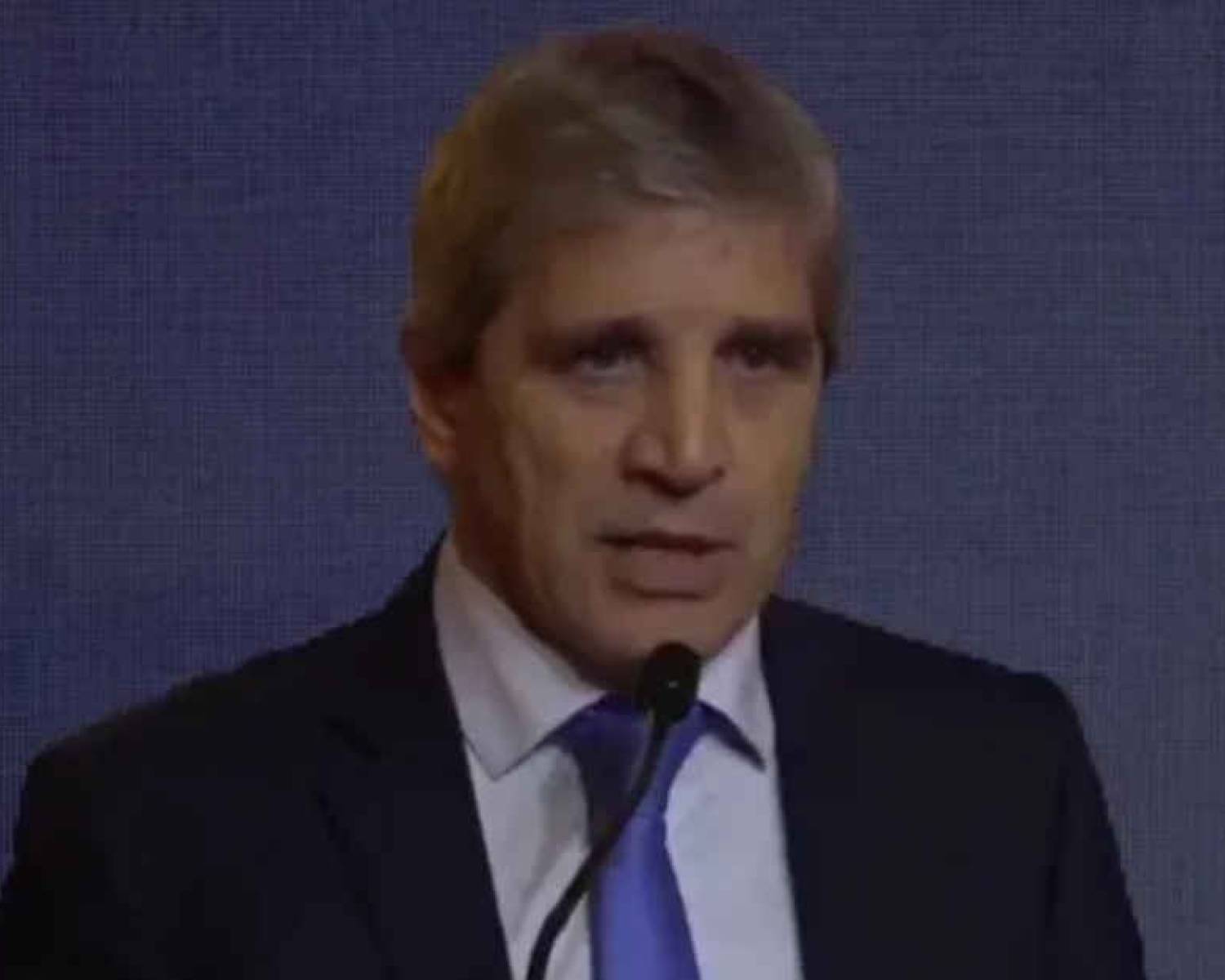 Luis Caputo dijo que Argentina no puede ir a una flotación libre por 