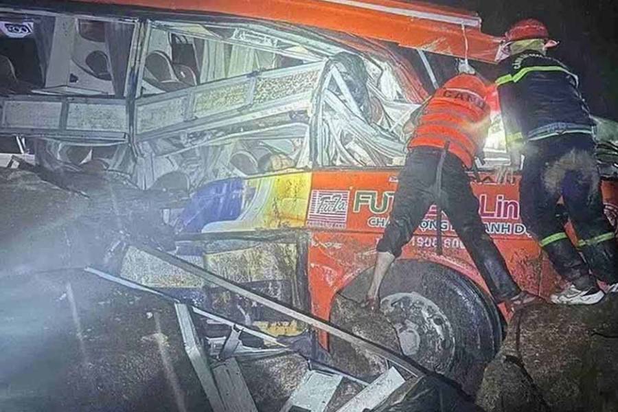 Por un deslizamiento de tierra quedó sepultado un micro en Vietnam: al menos seis muertos y 19 heridos