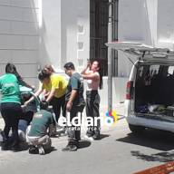 Pudo ser una tragedia: Se descompensó mientras manejaba su moto en pleno centro catamarqueño 