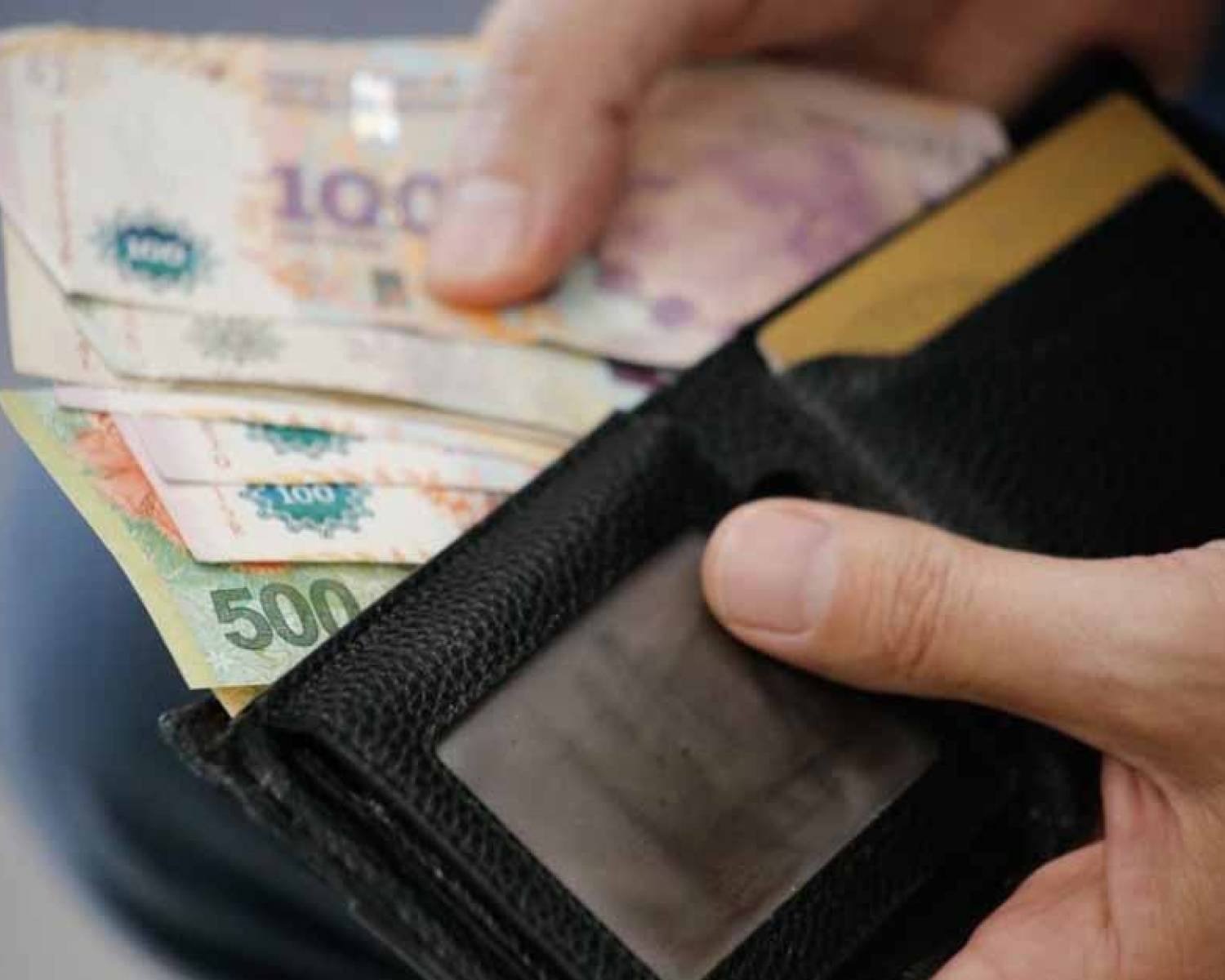 Salario mínimo: el Gobierno fijó aumentos escalonados hasta agosto de 2026