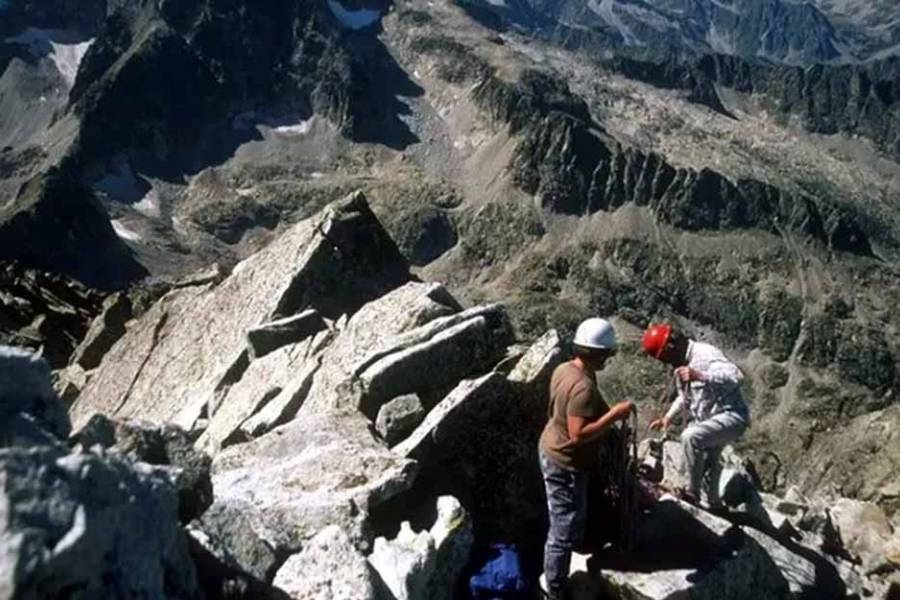 Francia: cae una avioneta y hay cuatro muertos en los Pirineos franceses
