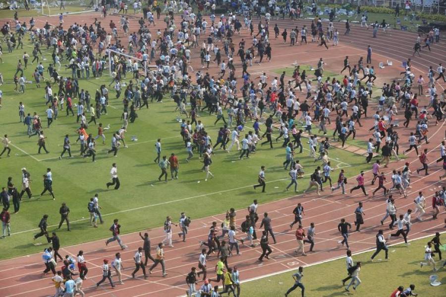 Escándalo en Calcuta: Lionel Messi se fue antes y los hinchas destrozaron el estadio