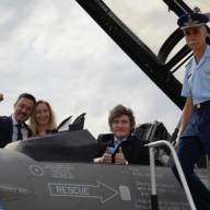 El Gobierno acelera el ajuste en FAdeA mientras Milei sigue en modo “TopGun” con los F16 comprados a Dinamarca