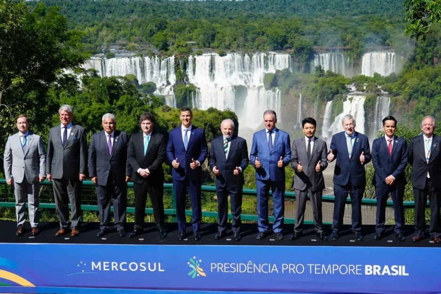 Cumbre del Mercosur: un tanto distante, Milei posó para la foto familiar con las Cataratas de fondo
