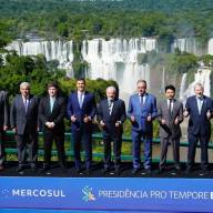 Cumbre del Mercosur: un tanto distante, Milei posó para la foto familiar con las Cataratas de fondo