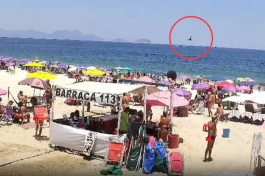 Captaron el momento en que cayó al mar una avioneta en Río de Janeiro y murió su piloto