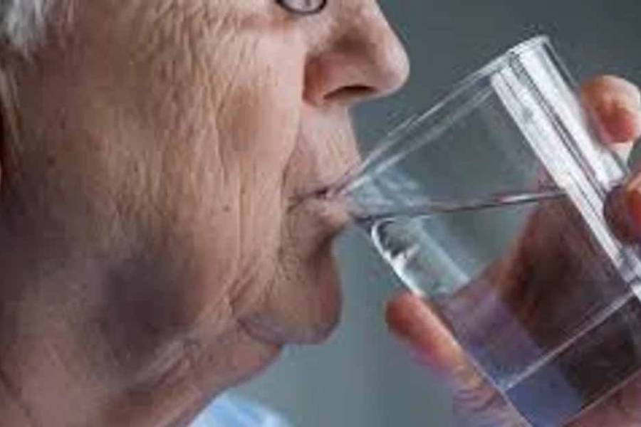 ¿Cómo detectar la deshidratación en adultos mayores?: 5 claves para evitarla